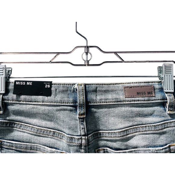Miss Me NWT Med Wash Blue Denim Jean Skirt Size 26 Mini Button Fly Fray Hem - Picture 6 of 6